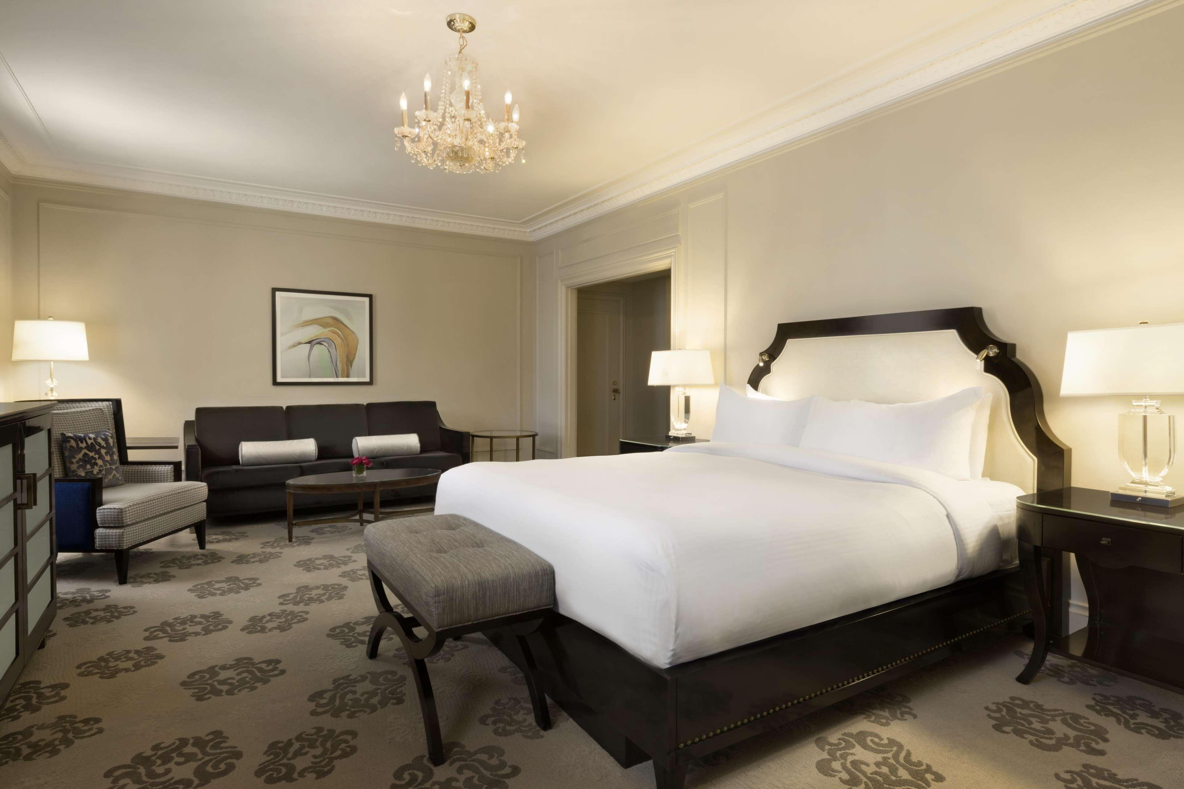 Fairmont Hotel Βανκούβερ Εξωτερικό φωτογραφία A bedroom at the Waldorf Astoria New York