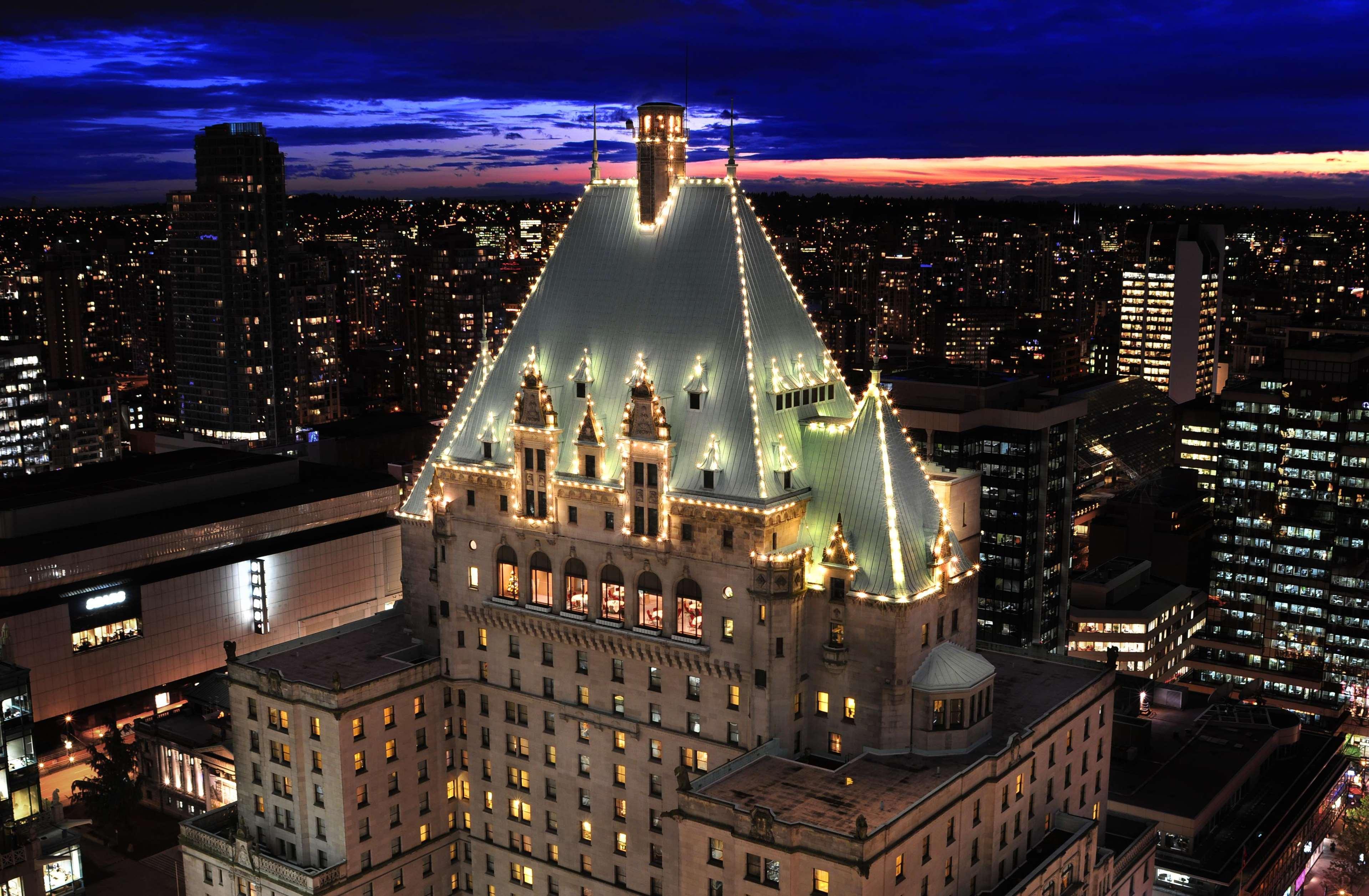 Fairmont Hotel Βανκούβερ Εξωτερικό φωτογραφία The top of the CN Tower at night